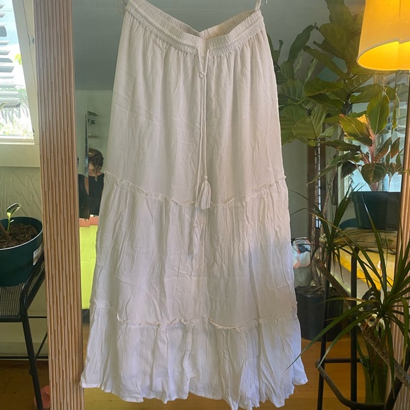 White skirt - Picture 1 of 3